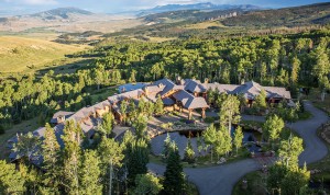 Aspen Grove has a roughly V-shaped footprint to maximize views of the mountains, with the main house at the point, the guest house on one side and the master suite on the other. (Courtesy LIV Sotheby's)