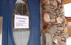 A sign on the door notifies visitors of the restaurant's temporary closure.