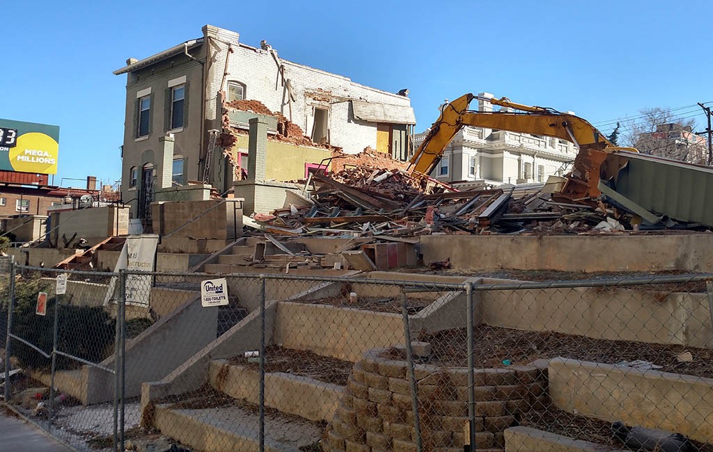 Crews demolish a row of three homes on the 900 block of Lincoln Street. (Burl Rolett)