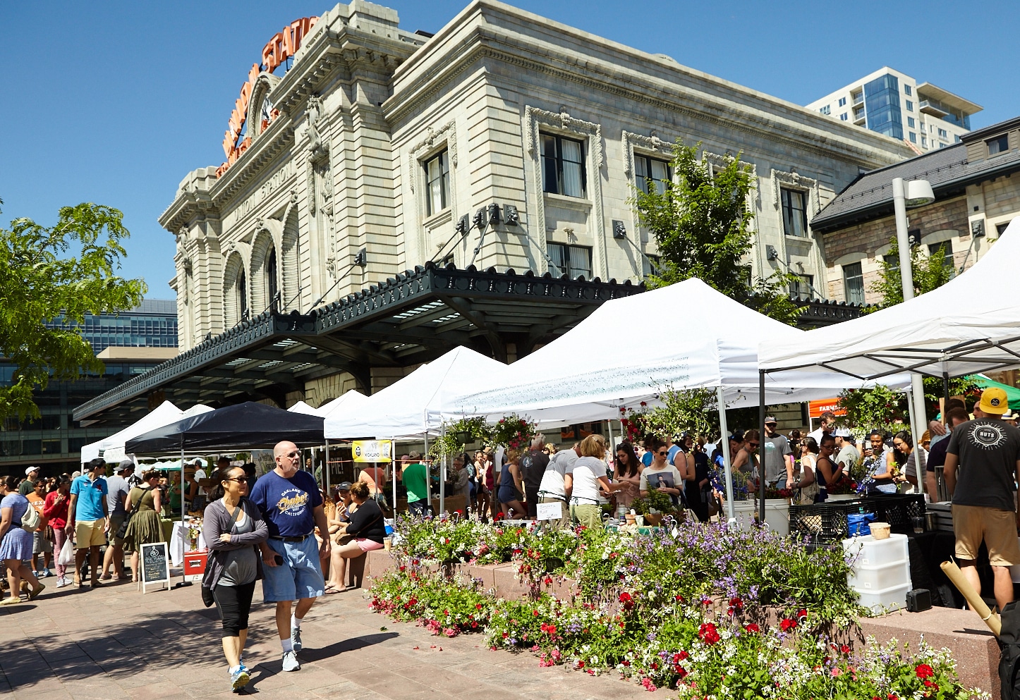 Farmers market reopens in Denver