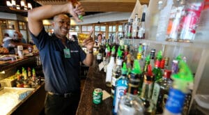 DIA restaurant keeps liquor license a little longer